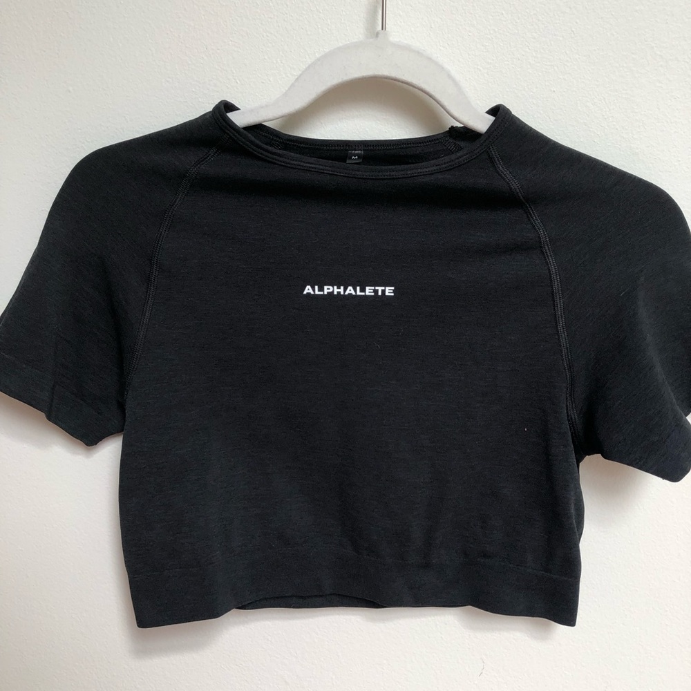 Alphalete Amplify Crop Top in Jet Black (M)